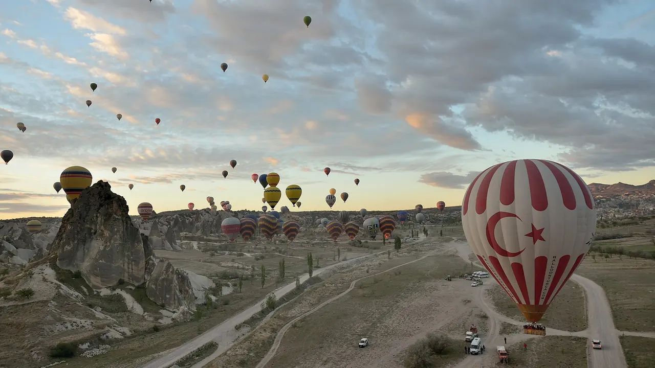 Kapadokya'da gün doğumunda uçan sıcak hava balonları